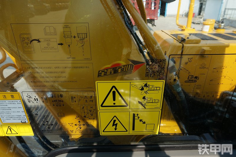 山东临工E6225F挖掘机局部