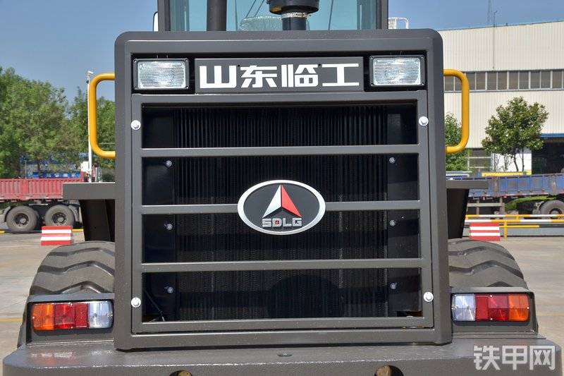 山东临工L933装载机局部