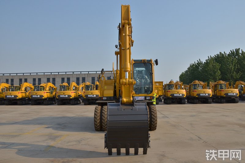 山东临工E7150F挖掘机整机外观