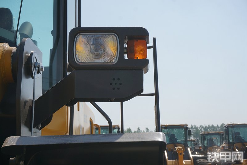 山东临工L955F装载机局部