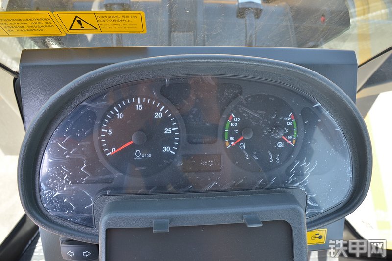 山东临工L933装载机局部