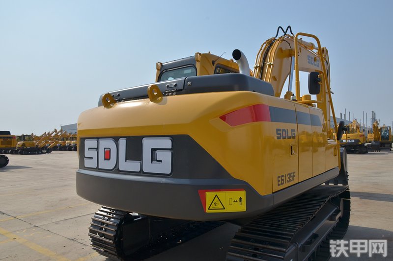 山东临工E6135F挖掘机整机外观