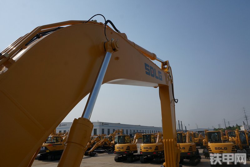 山东临工E6225F挖掘机局部