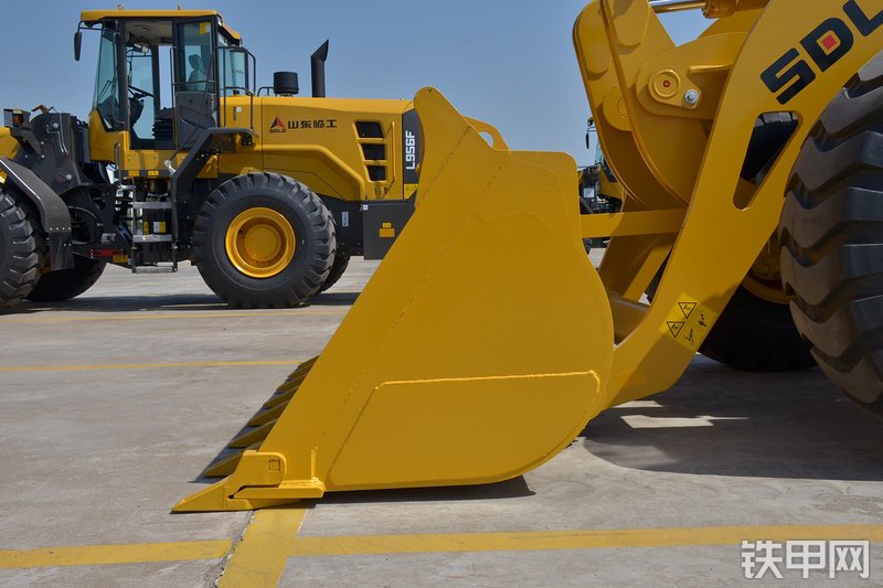 山东临工L952D装载机局部