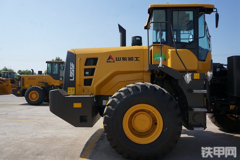 山东临工L955F装载机局部