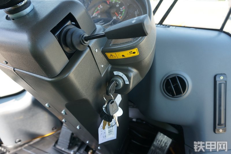 山东临工L953装载机局部