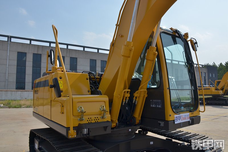 山东临工E6135F挖掘机整机外观