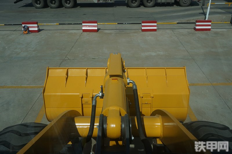 山东临工L955F装载机局部