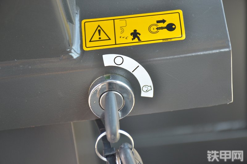 山东临工L933装载机局部