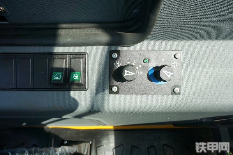 山东临工L953装载机局部