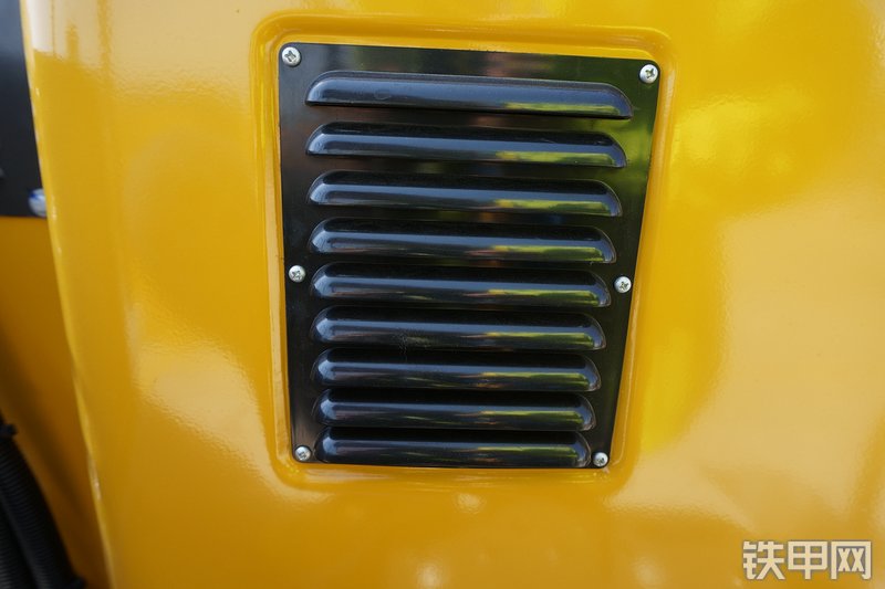 山东临工L953装载机局部