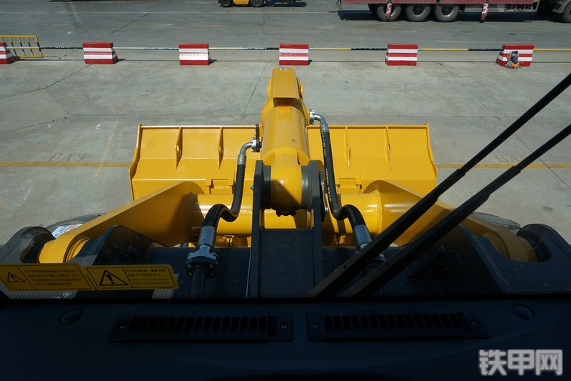 山东临工L953装载机局部