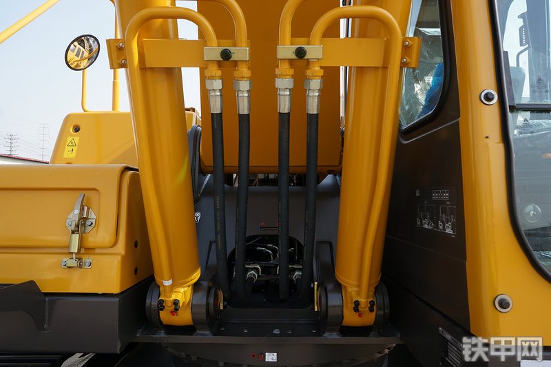 山东临工E6225F挖掘机局部