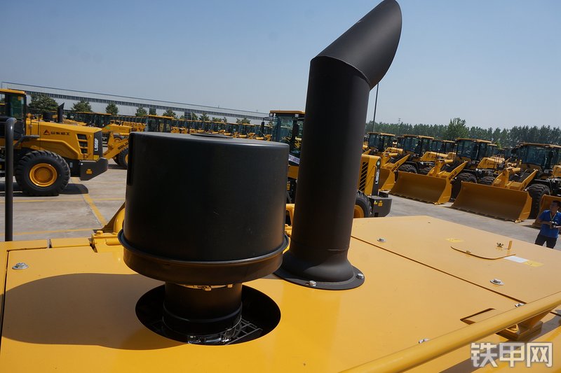 山东临工L953装载机局部