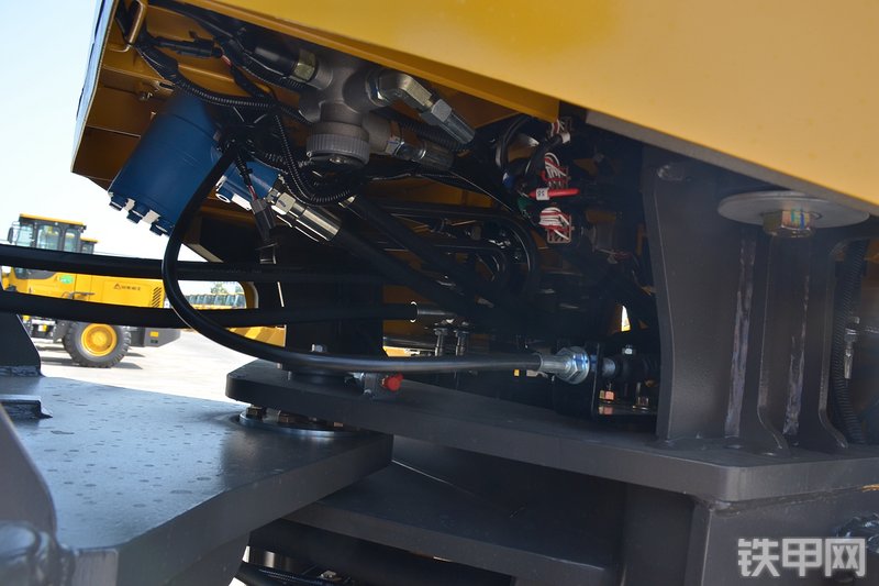 山东临工L933装载机局部