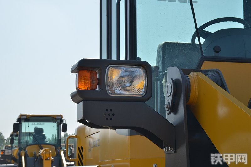 山东临工L933装载机局部