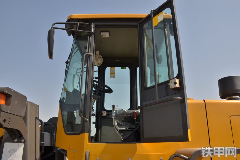 山东临工L933装载机局部