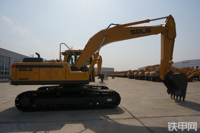 山东临工E6225F挖掘机整机外观