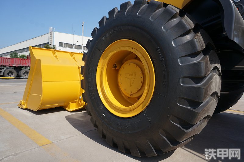 山东临工L955F装载机局部