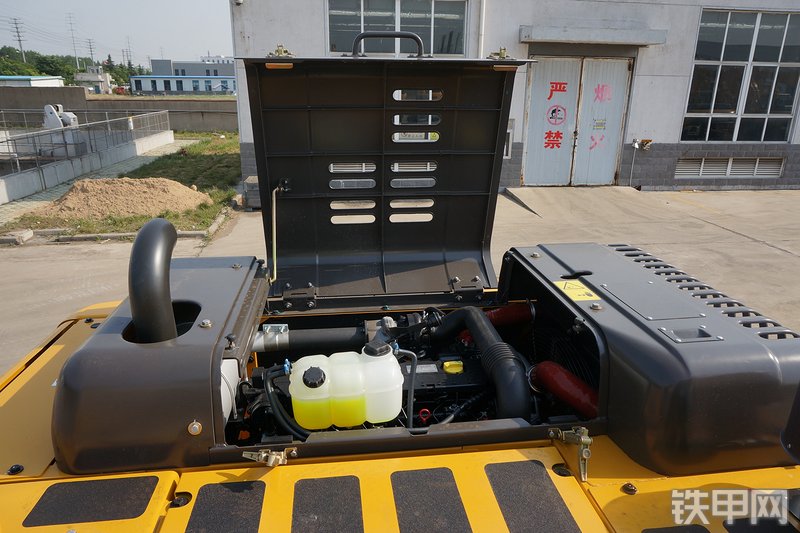 山东临工E6225F挖掘机局部