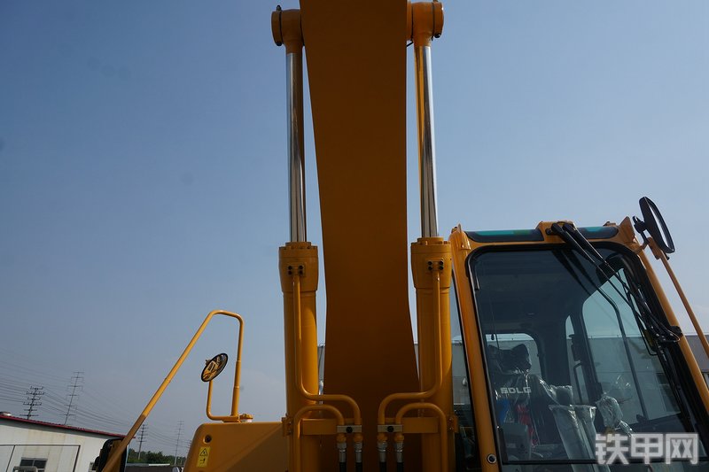 山东临工E6225F挖掘机局部