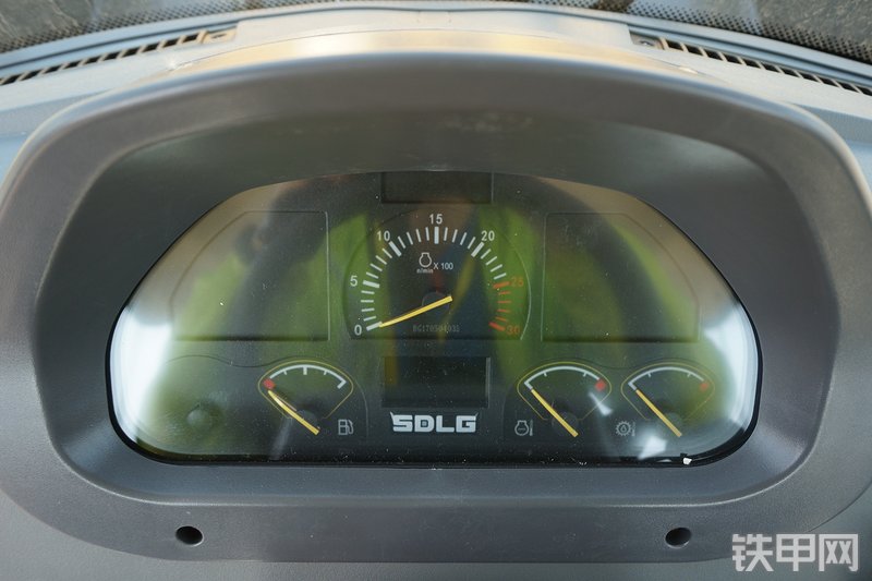 山东临工L955F装载机局部