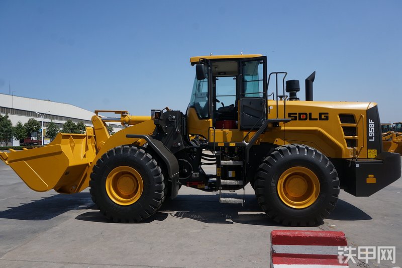 山东临工L958F装载机整机外观