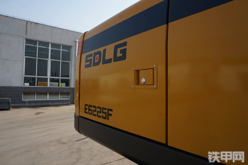 山东临工E6225F挖掘机局部