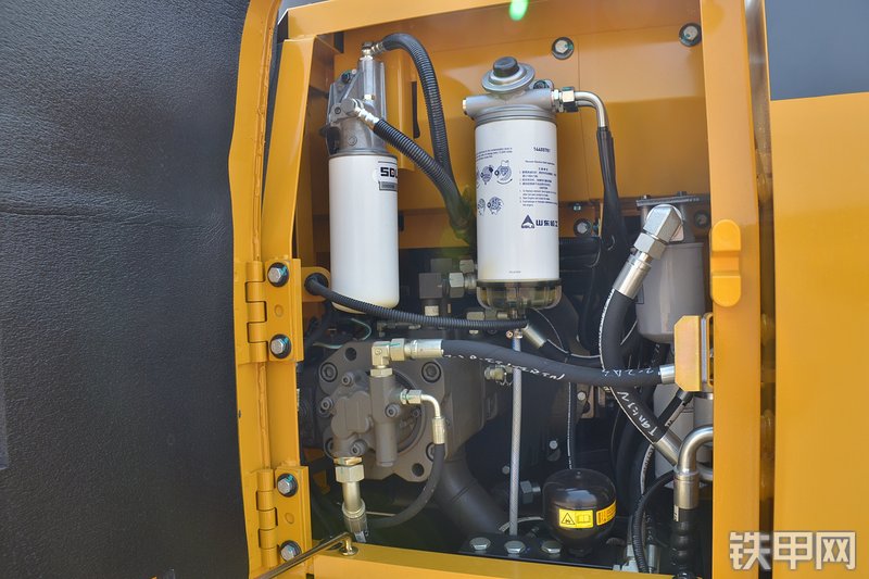 山东临工E6135F挖掘机局部