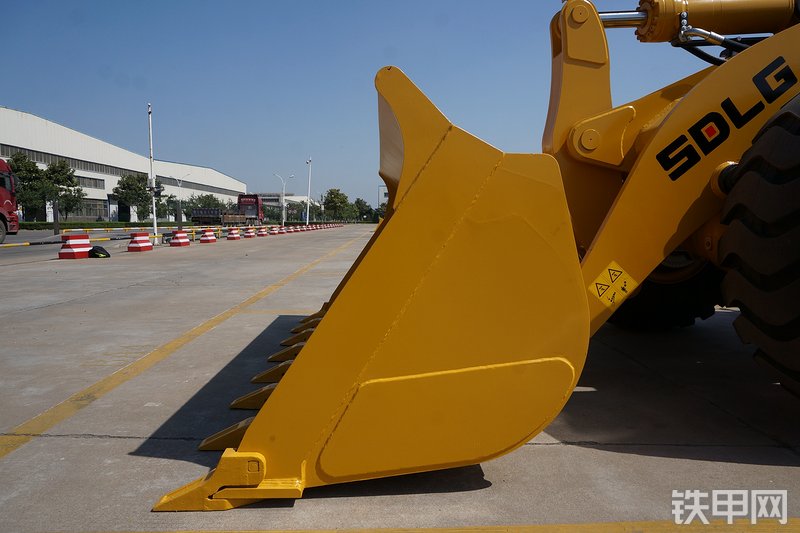 山东临工L953装载机局部