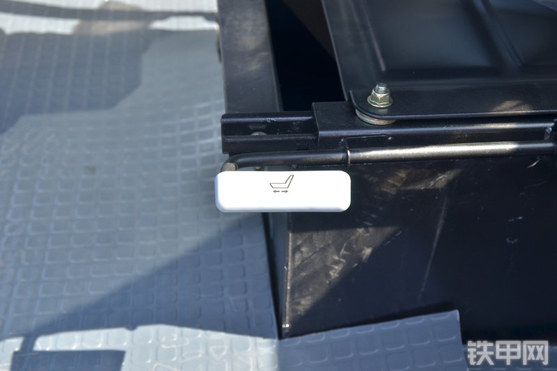 山东临工L933装载机局部