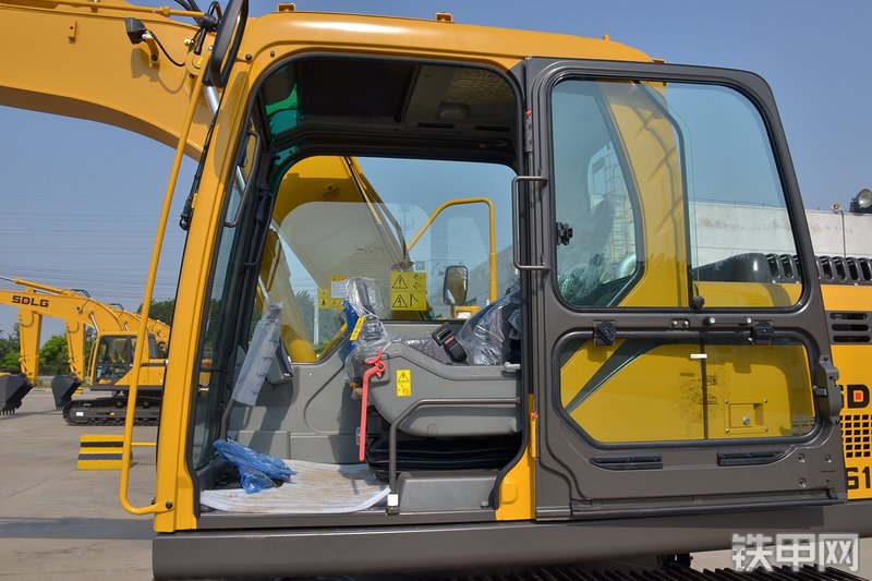 山东临工E6135F挖掘机局部