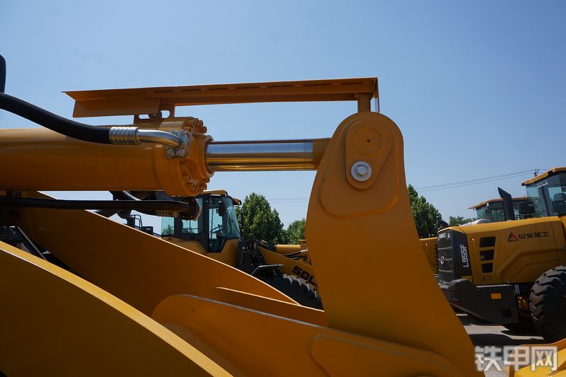 山东临工LG956L装载机局部