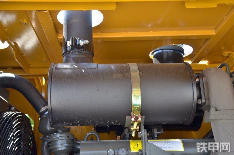 山东临工LG936L装载机局部