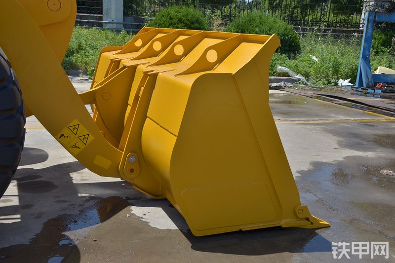 山东临工LG936L装载机局部