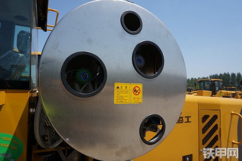 山东临工LG956L装载机局部