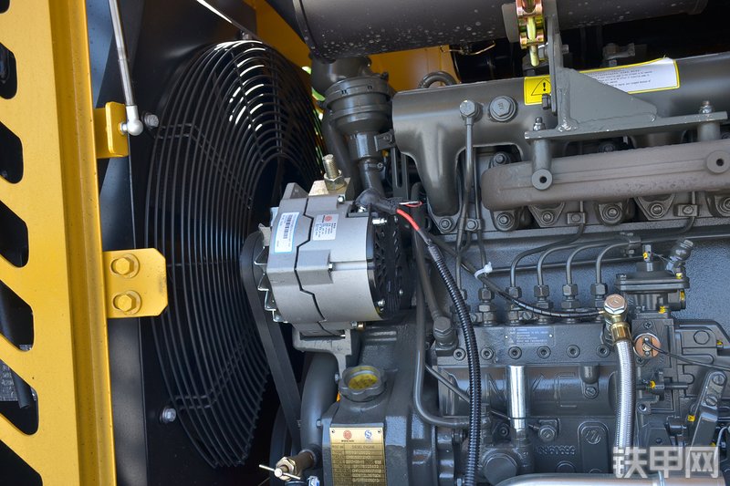 山东临工LG936L装载机局部