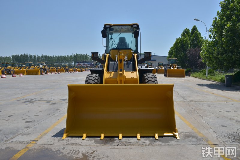 山东临工LG936L装载机整机外观