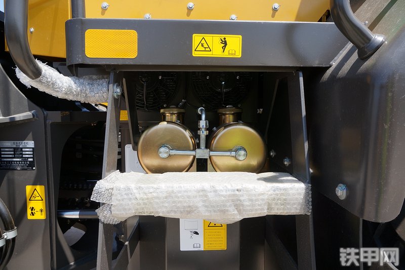 山东临工LG956L装载机局部