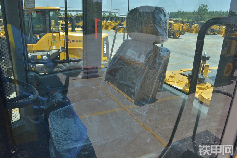 山东临工L968F装载机局部