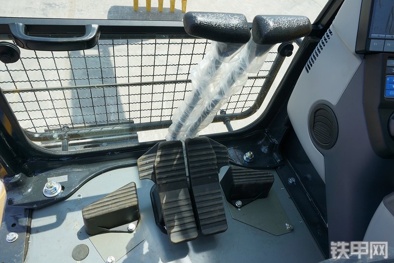 小松PC210-8M0挖掘机局部