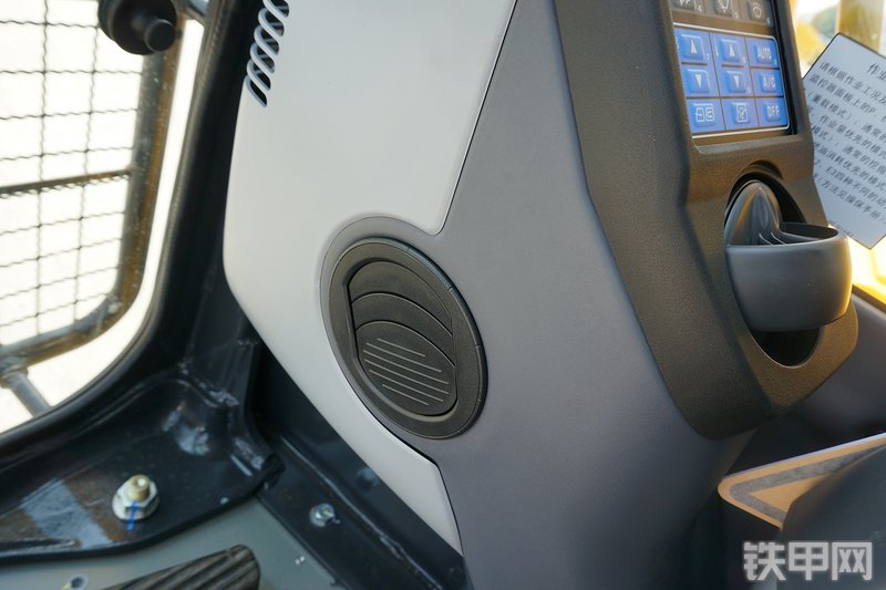 小松PC210-8M0挖掘机局部