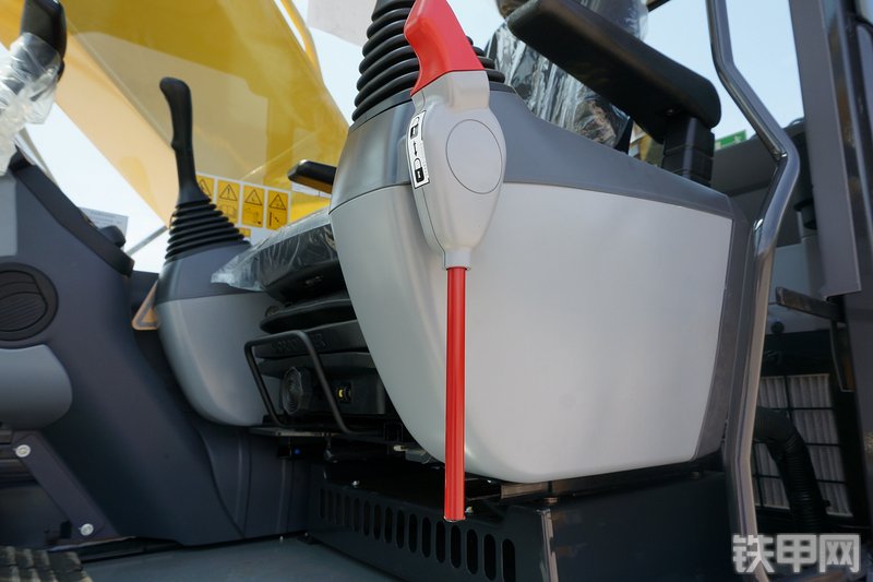 小松PC210-8M0挖掘机局部