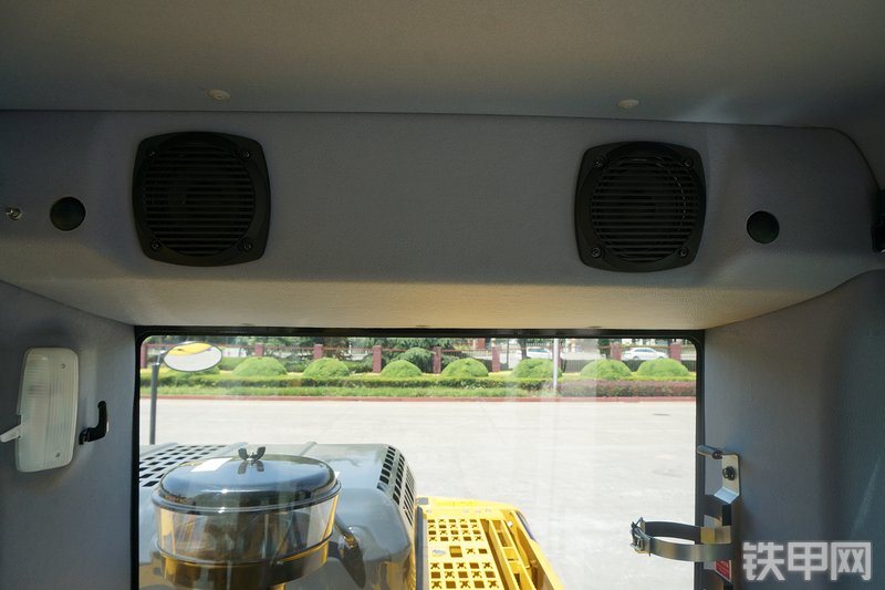 小松PC210-8M0挖掘机局部