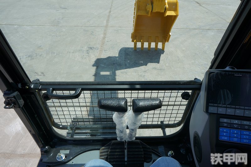 小松PC210-8M0挖掘机局部