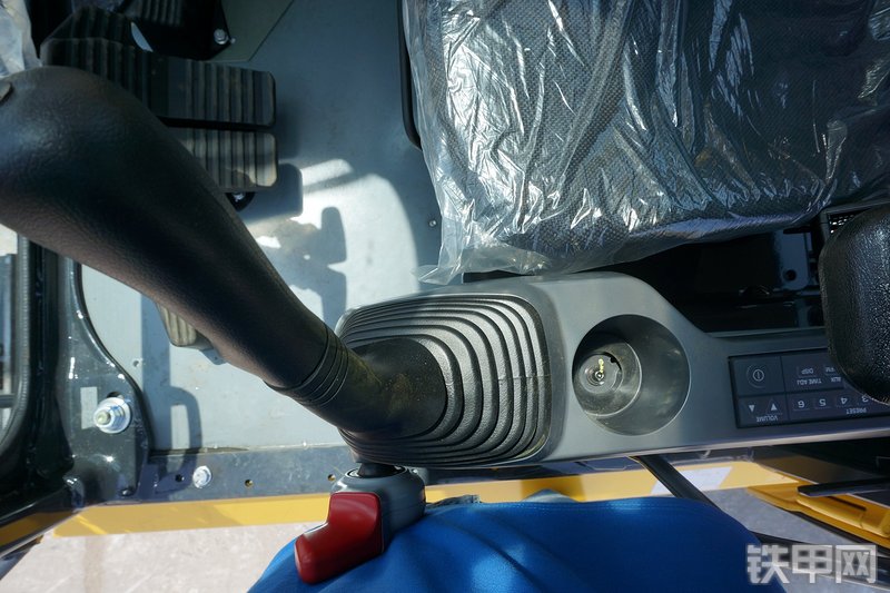 小松PC210-8M0挖掘机局部