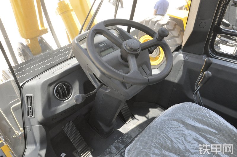 柳工CLG835H装载机局部