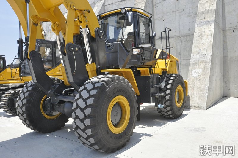 柳工VL80A装载机整机外观
