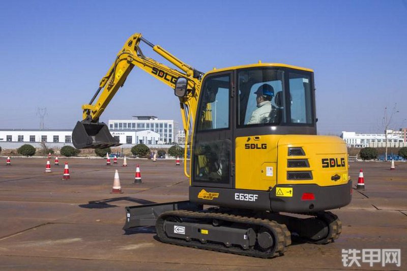 山东临工E635F挖掘机整机外观