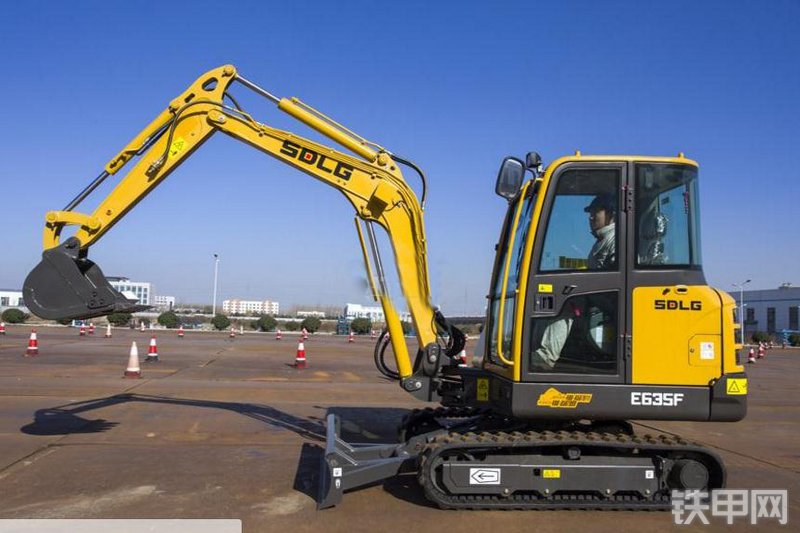 山东临工E635F挖掘机整机外观